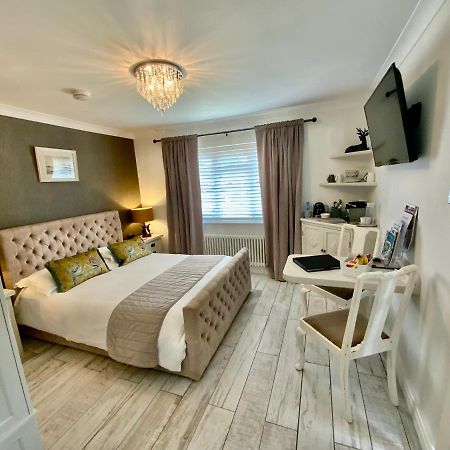 The Knightwood Oak A Luxury King Size En-Suite Space - Lymington New Forest With Totally Private Entrance - Key Box Entry - Free Parking & Private Outdoor Seating Area - Town ,Shops , Pubs & Solent Way Walking Distance & Complimentary Breakfast Items מראה חיצוני תמונה