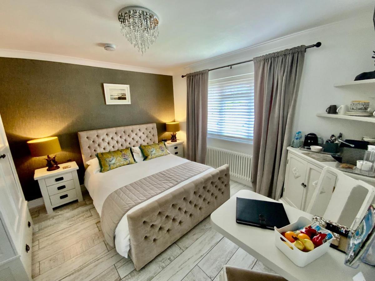 The Knightwood Oak A Luxury King Size En-Suite Space - Lymington New Forest With Totally Private Entrance - Key Box Entry - Free Parking & Private Outdoor Seating Area - Town ,Shops , Pubs & Solent Way Walking Distance & Complimentary Breakfast Items מראה חיצוני תמונה
