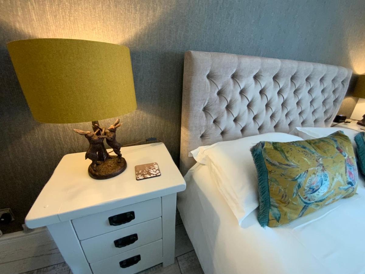 The Knightwood Oak A Luxury King Size En-Suite Space - Lymington New Forest With Totally Private Entrance - Key Box Entry - Free Parking & Private Outdoor Seating Area - Town ,Shops , Pubs & Solent Way Walking Distance & Complimentary Breakfast Items מראה חיצוני תמונה