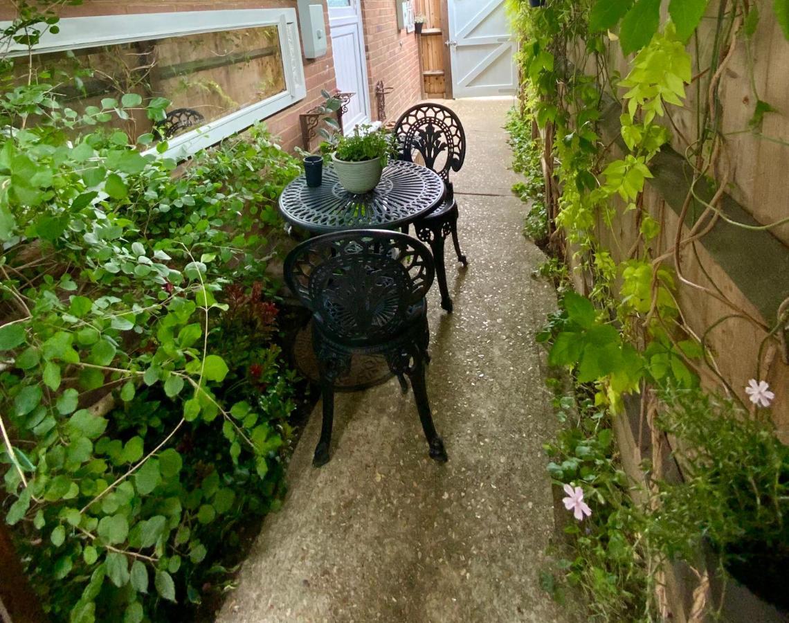 The Knightwood Oak A Luxury King Size En-Suite Space - Lymington New Forest With Totally Private Entrance - Key Box Entry - Free Parking & Private Outdoor Seating Area - Town ,Shops , Pubs & Solent Way Walking Distance & Complimentary Breakfast Items מראה חיצוני תמונה